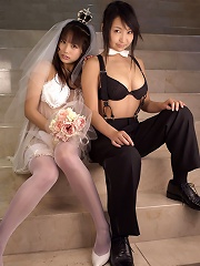 Two gravure idol hotties posing as wife and wife in their bikinis